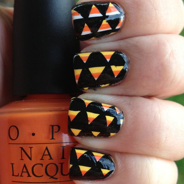 Graphic Halloween nail art motifs
