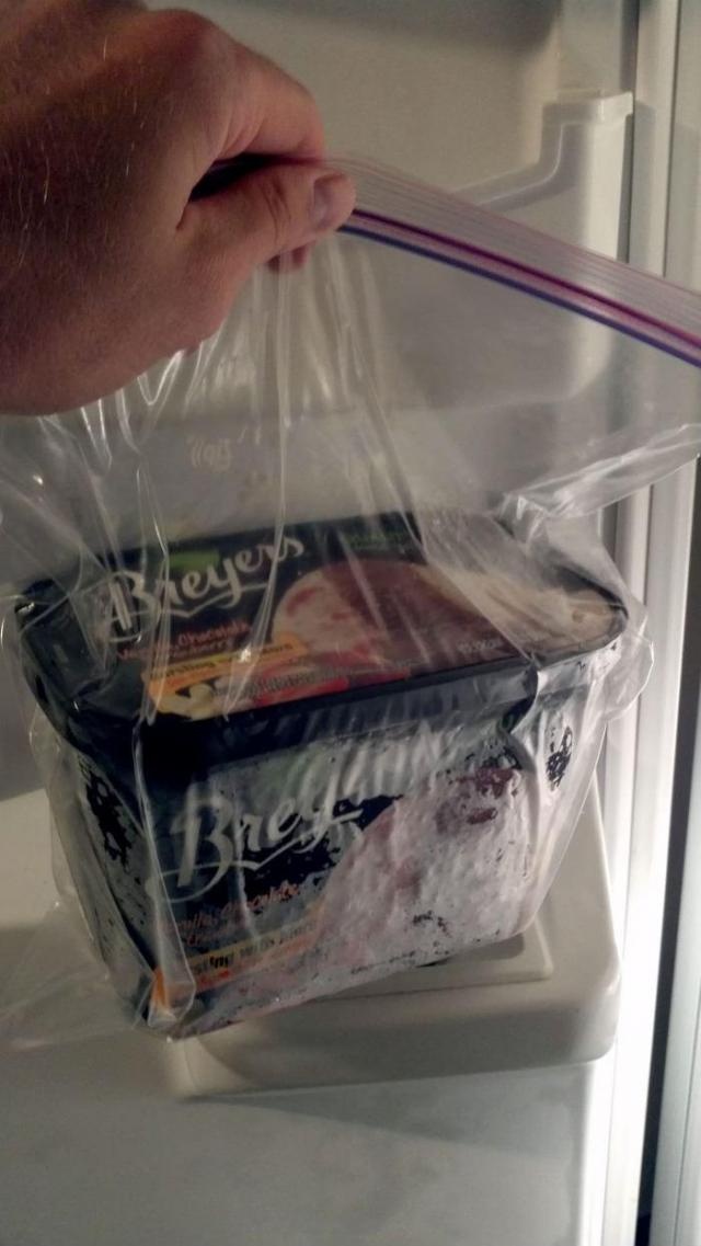 Lifehack Put ice cream in a zipper bag can keep it soft.