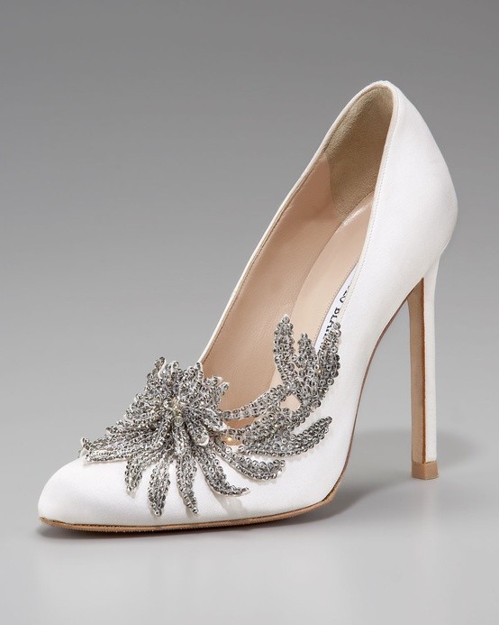 Crystal bridal pumps with pointed silhouette