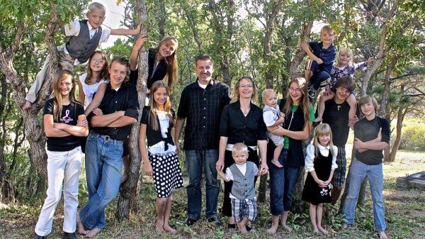 Casual large family portrait