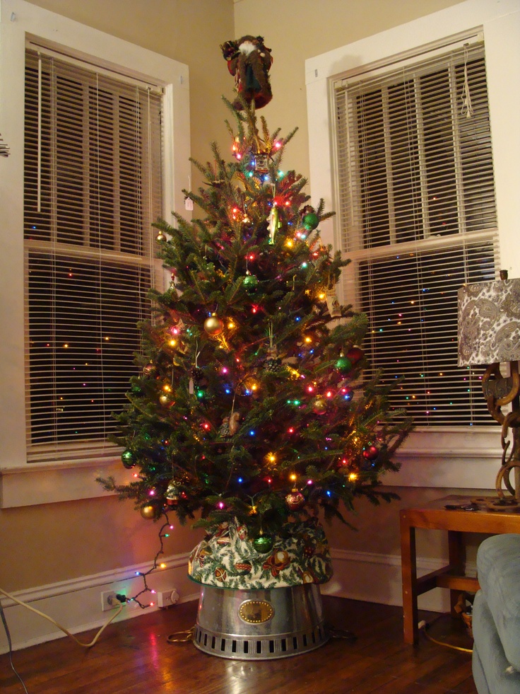 Compact holiday tree arrangement