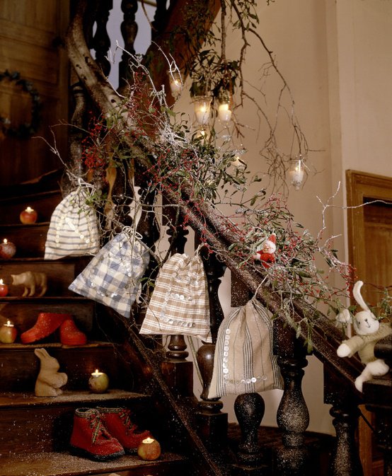 Simple Christmas wall and shelf decor