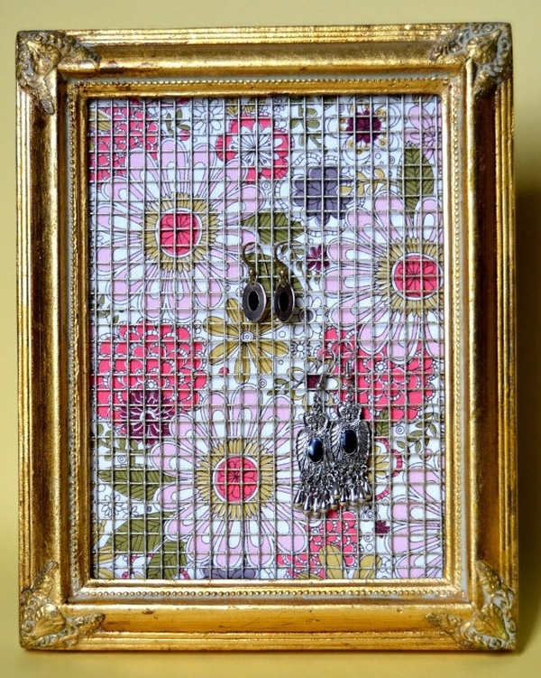 Detailed craft jewelry organizer