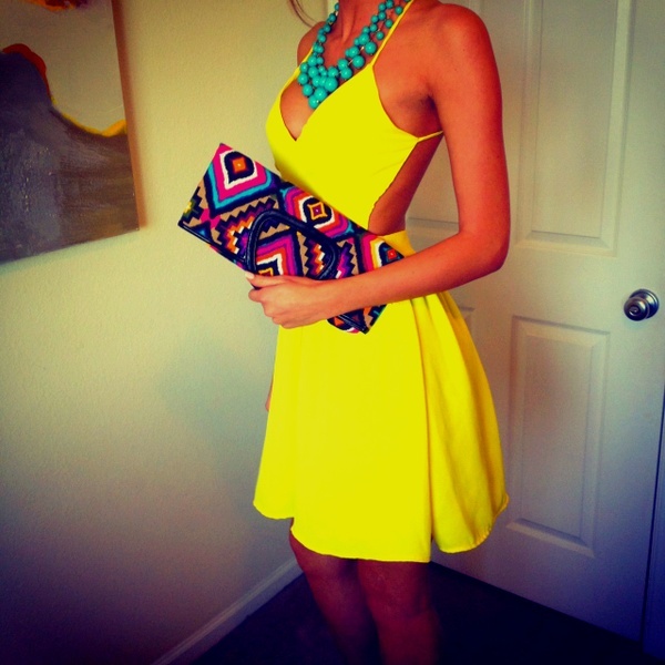 Bold contrast street style look