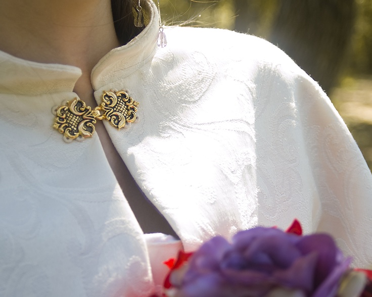Structured bridal cape for cold venues