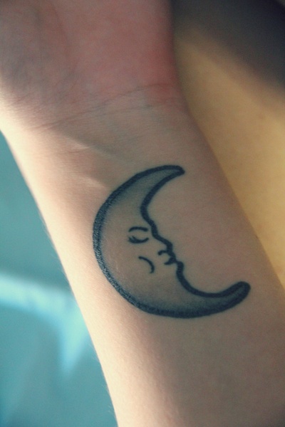 moon-tattoo-women10
