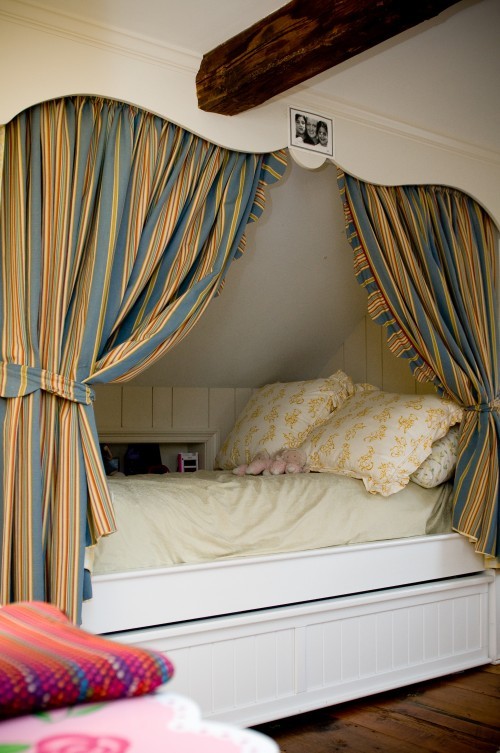 Vertical cozy nook with layered textiles