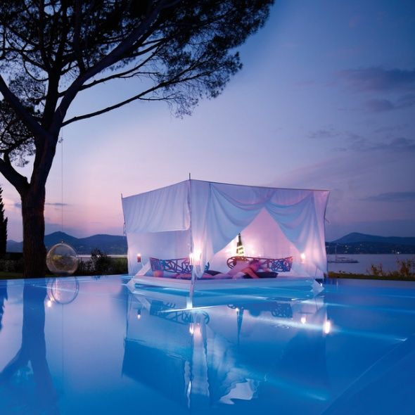 Square floating bed design detail