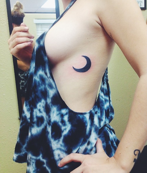 moon-tattoo-women28