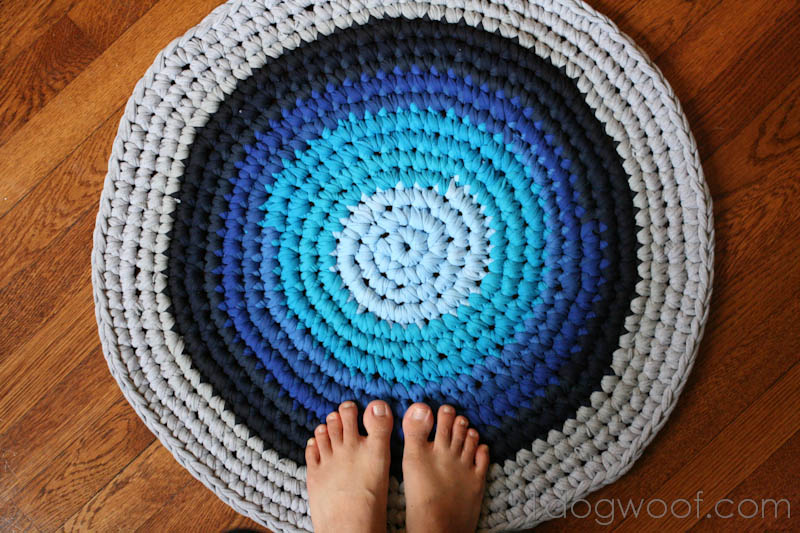 Crochet rug made from T-shirts