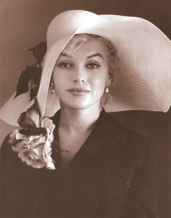 Compact statement hat