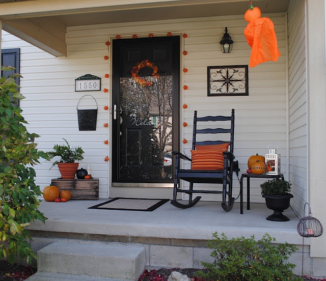 Autumn porch decoration example