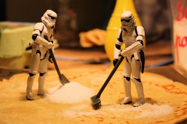 Stormtroopers shoveling and raking sugar on a crepe