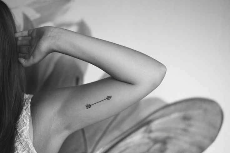 Repeating arrow tattoo pattern