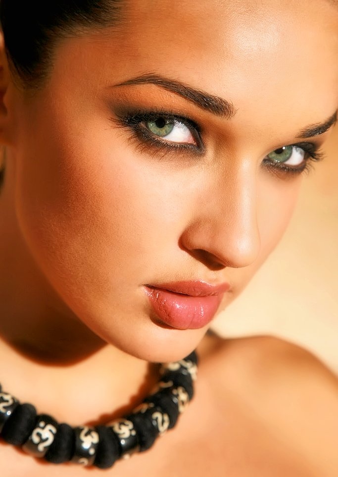 Defined green eyes with contrast shadow