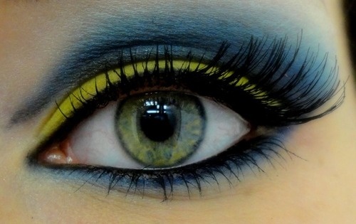 Wine liner green eye look