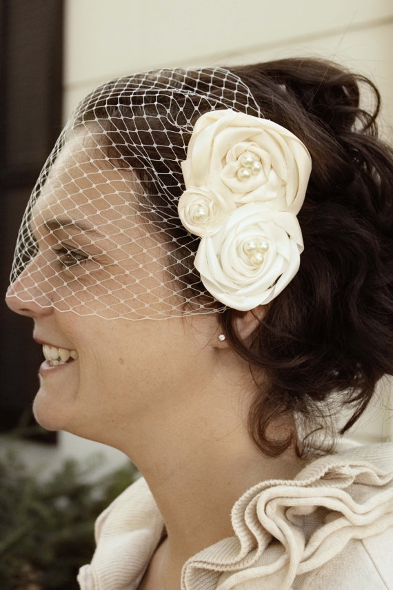Birdcage veil idea with classic bridal jewelry