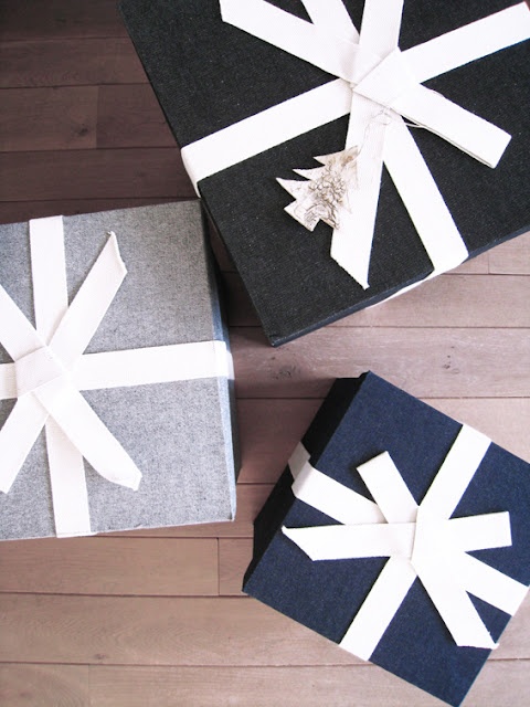 Flat bows for shipped gifts