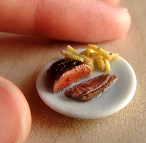 delicious-mini-foods06 Miniature steak dinner with cut slices and french fries