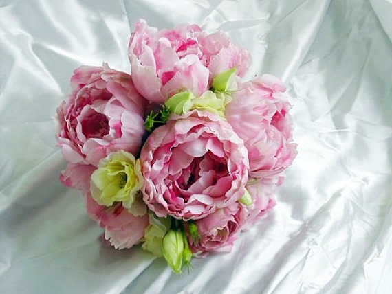 Pink bouquet arrangement for a bride