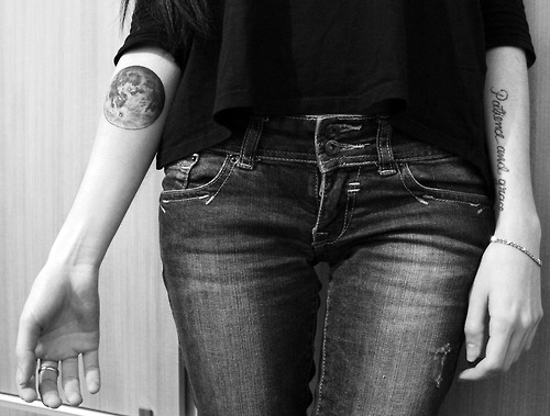 moon-tattoo-women26