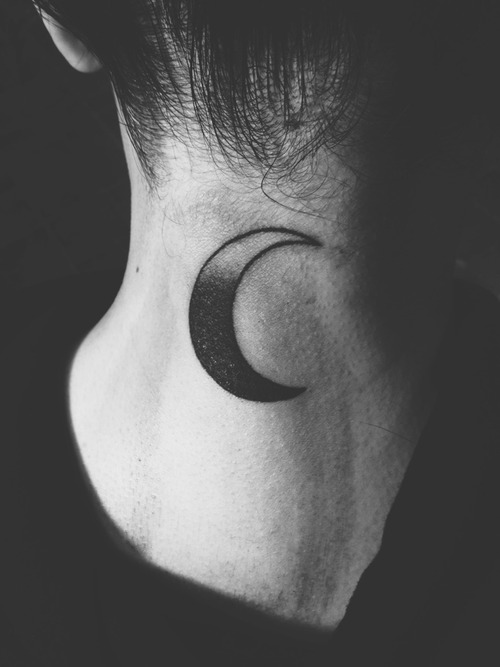 moon-tattoo-women12