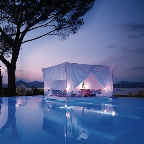 Compact square floating bed