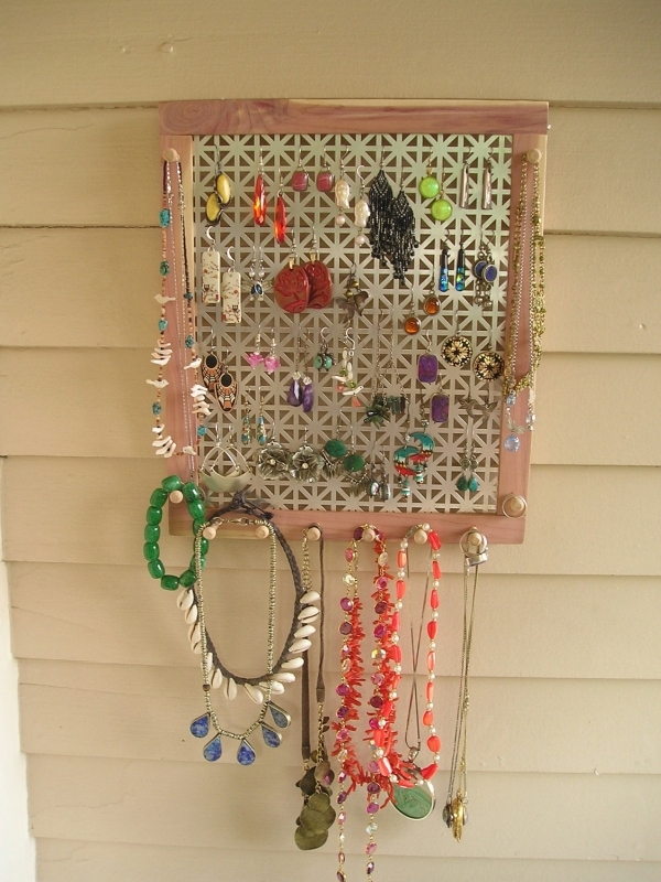 Vertical crafty jewelry storage