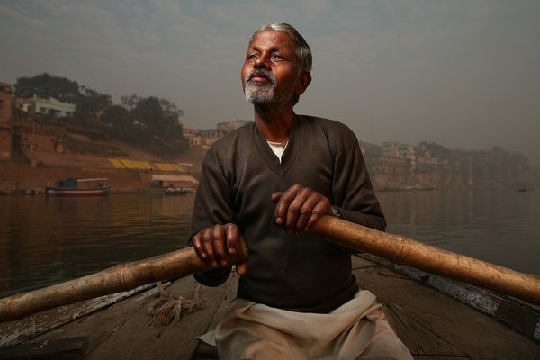 awesome-india-photos07 Boatman holding oars on a hazy river