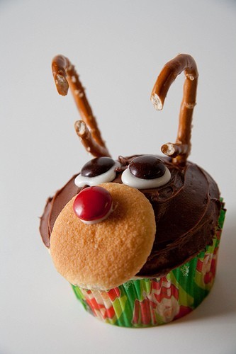 Snow-themed Christmas cupcakes