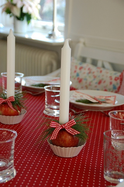 Holiday table décor gallery image