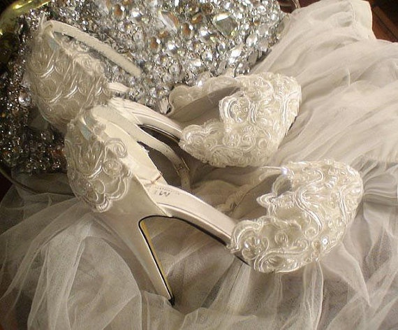 Classic pearl pump for a bride