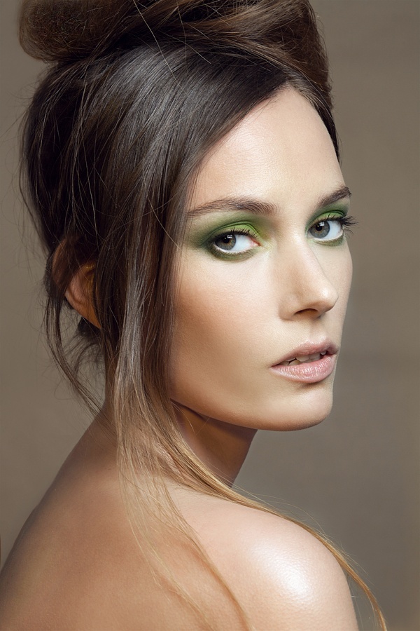 Neutral bronze green eye makeup
