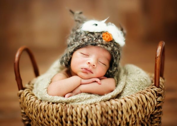 Curled newborn pose photographed by Tracy Raver