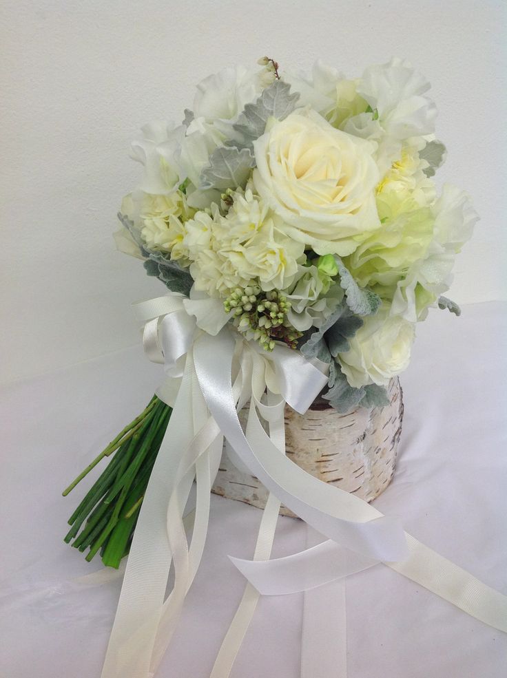 Lush winter bridal bouquet