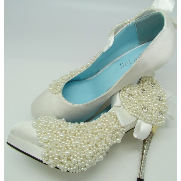 Pearl and lace wedding shoe detail