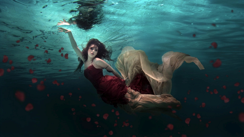 Martha Suherman underwater fashion series