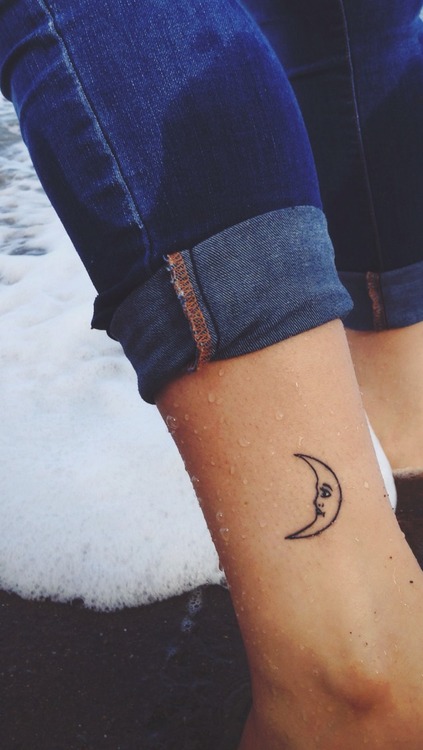 moon-tattoo-women24