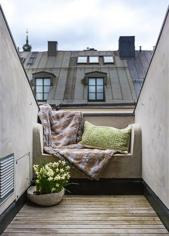 Vertical balcony design with plants