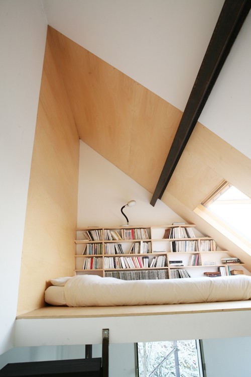 Sleeping nook with soft bedding and enclosure