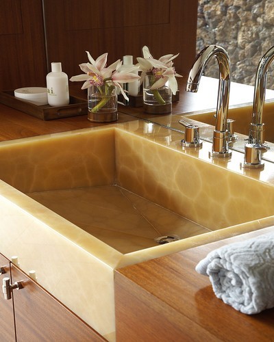 Vessel sink design with elevated basin
