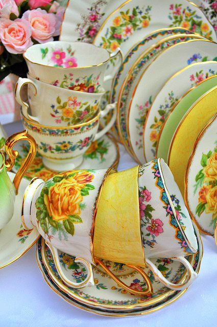 vintage-tea-cups05 Vintage cup with gold detail