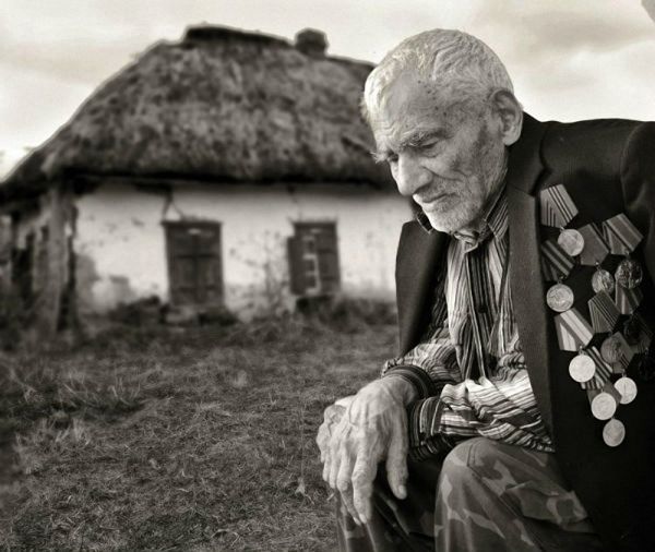 Storytelling image with emotional contrast