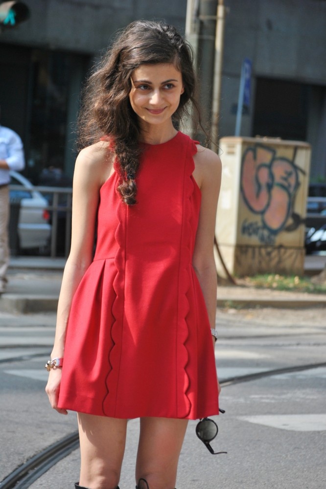 Wavy hair with street outfit
