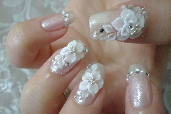 Bridal nails coordinated with soft tones