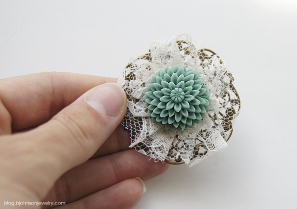 Filigree mum brooch