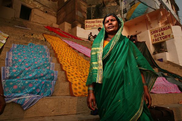 awesome-india-photos11 Woman in green sari on steps with textiles drying