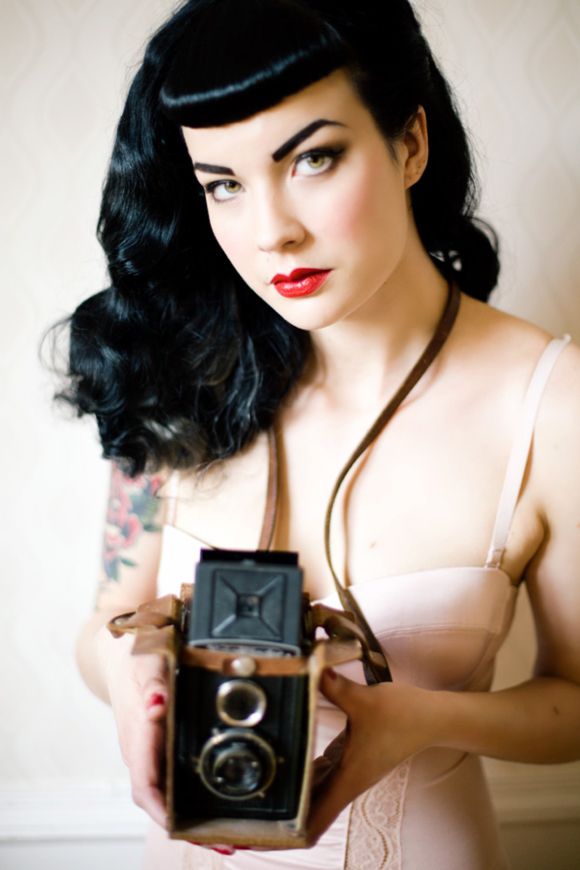 Boudoir session look with pin-up curls