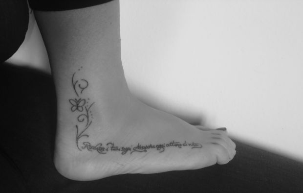 Quote lettering on foot