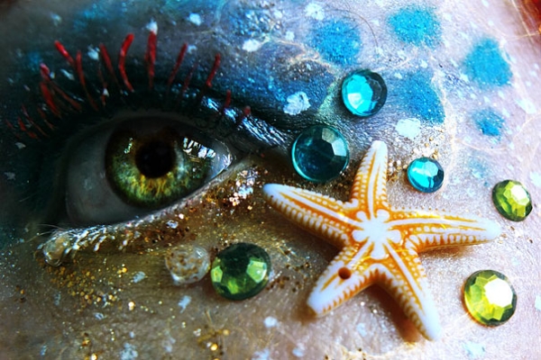 Svenja-Schmitt-makeup-art16 Nautical eye makeup with starfish charm, rhinestones, and gold glitter